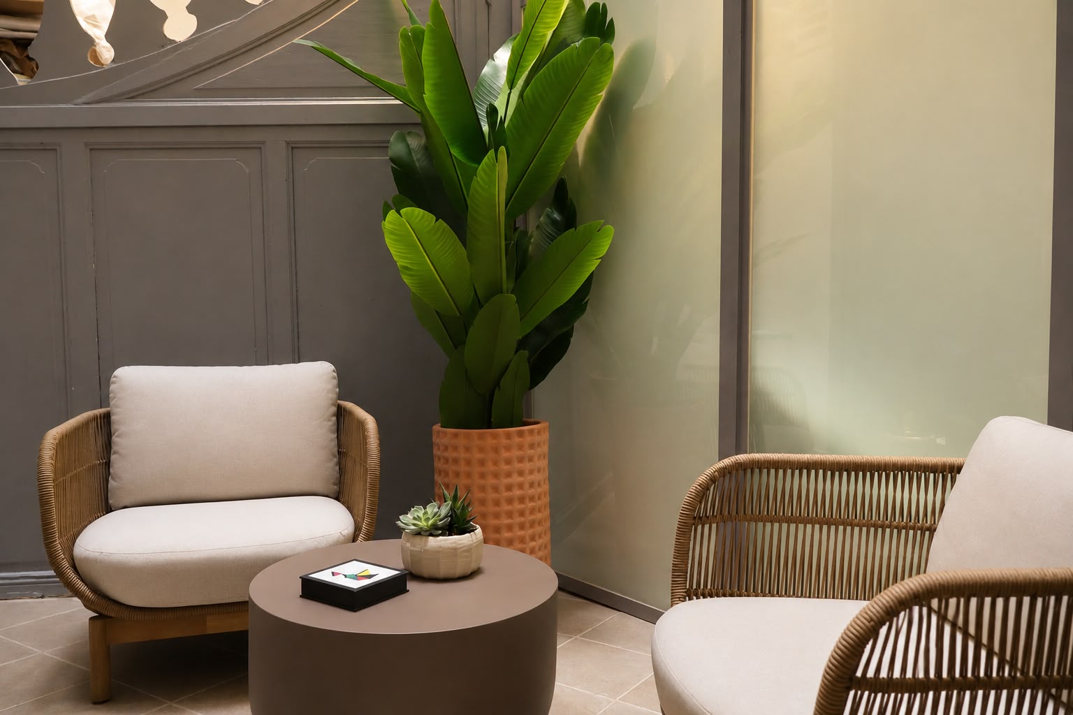 Patio interior con butacas de fibra natural