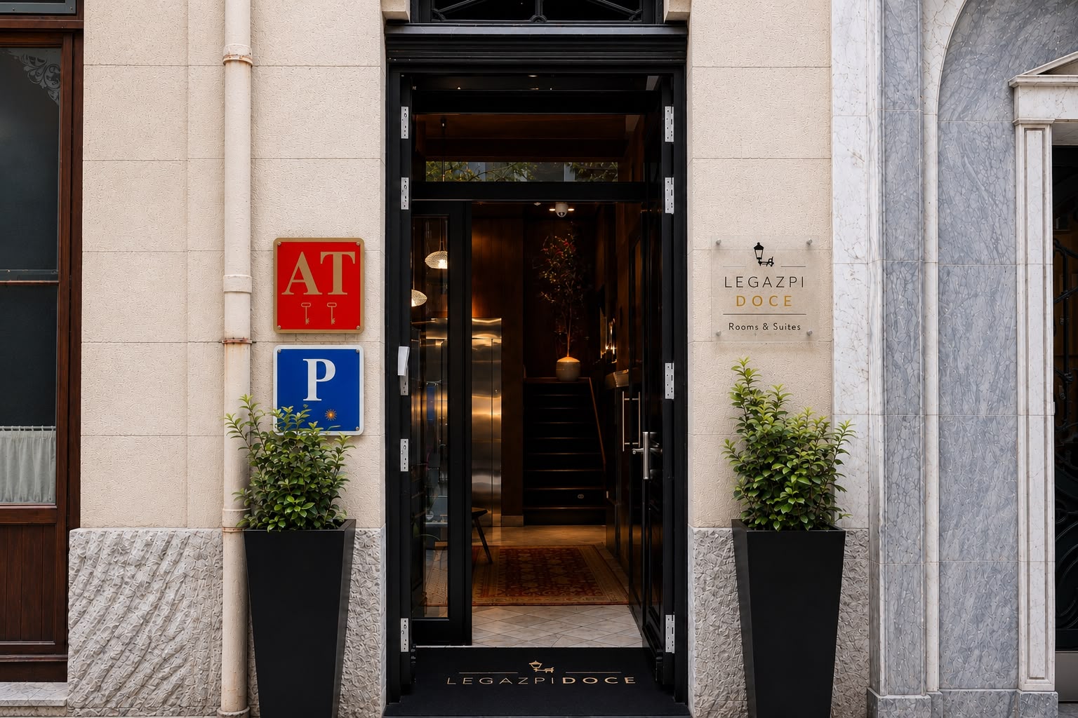 Entrada del hotel, calle Legazpi 12