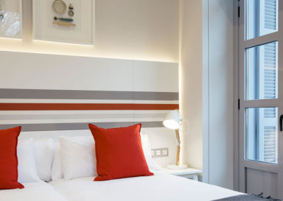 Habitación doble exterior con balcón Hotel Donostia-San Sebastián LegazpiDoce detalle 001